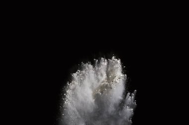 Siyah arka planda beyaz toz patlaması. Renkli bulut. Renkli toz patlar. Boya Holi.