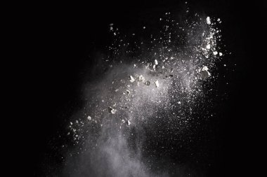 Siyah arka planda beyaz toz patlaması. Renkli bulut. Renkli toz patlar. Boya Holi.