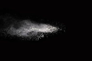 Siyah arka planda beyaz toz patlaması. Renkli bulut. Renkli toz patlar. Boya Holi.
