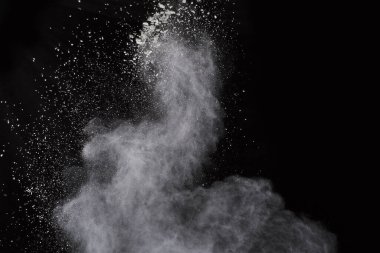 Siyah arka planda beyaz toz patlaması. Renkli bulut. Renkli toz patlar. Boya Holi.