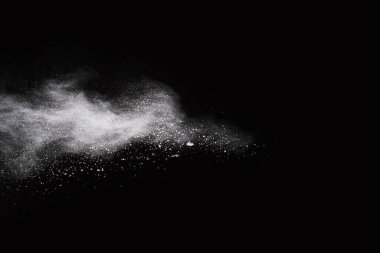 Siyah arka planda beyaz toz patlaması. Renkli bulut. Renkli toz patlar. Boya Holi.