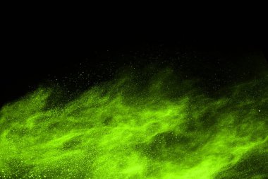 Soyut toz patlamasının hareketi siyah arka planda donmuş yeşil. Siyah zemin üzerindeki toz yeşilinin hareketini durdur. Patlayıcı tozu siyah arkaplanda yeşil.