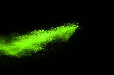 Soyut toz patlamasının hareketi siyah arka planda donmuş yeşil. Siyah zemin üzerindeki toz yeşilinin hareketini durdur. Patlayıcı tozu siyah arkaplanda yeşil.