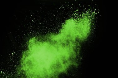 Soyut toz patlamasının hareketi siyah arka planda donmuş yeşil. Siyah zemin üzerindeki toz yeşilinin hareketini durdur. Patlayıcı tozu siyah arkaplanda yeşil.