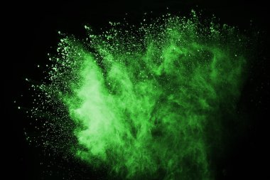 Soyut toz patlamasının hareketi siyah arka planda donmuş yeşil. Siyah zemin üzerindeki toz yeşilinin hareketini durdur. Patlayıcı tozu siyah arkaplanda yeşil.