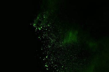 Soyut toz patlamasının hareketi siyah arka planda donmuş yeşil. Siyah zemin üzerindeki toz yeşilinin hareketini durdur. Patlayıcı tozu siyah arkaplanda yeşil.