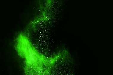 Soyut toz patlamasının hareketi siyah arka planda donmuş yeşil. Siyah zemin üzerindeki toz yeşilinin hareketini durdur. Patlayıcı tozu siyah arkaplanda yeşil.