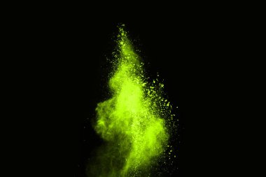Soyut toz patlamasının hareketi siyah arka planda donmuş yeşil. Siyah zemin üzerindeki toz yeşilinin hareketini durdur. Patlayıcı tozu siyah arkaplanda yeşil.