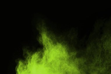 Soyut toz patlamasının hareketi siyah arka planda donmuş yeşil. Siyah zemin üzerindeki toz yeşilinin hareketini durdur. Patlayıcı tozu siyah arkaplanda yeşil.