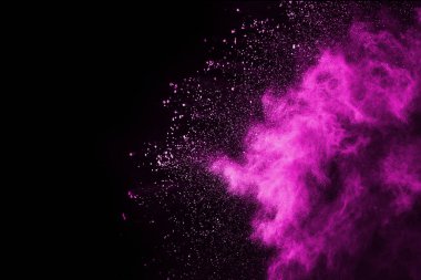 Siyah arka planda pembe toz patlaması. Renkli bulut. Renkli toz patlar. Boya Holi.