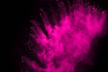 Siyah arka planda pembe toz patlaması. Renkli bulut. Renkli toz patlar. Boya Holi.