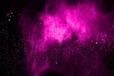 Siyah arka planda pembe toz patlaması. Renkli bulut. Renkli toz patlar. Boya Holi.