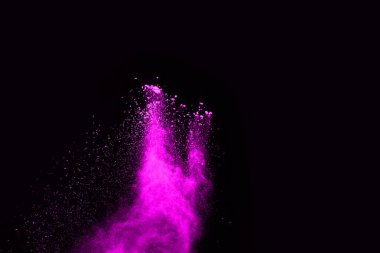 Siyah arka planda pembe toz patlaması. Renkli bulut. Renkli toz patlar. Boya Holi.
