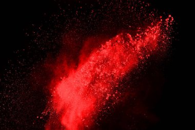 Siyah arka planda soyut kırmızı toz patlaması. Siyah arka planda soyut kırmızı toz sıçramış. Patlayan kırmızı barutun hareketsiz hareketi.