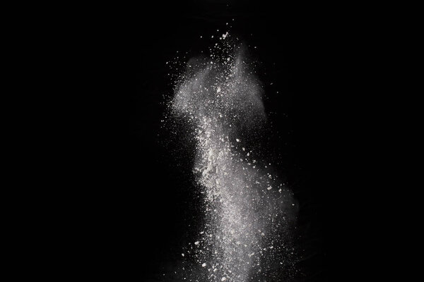 Взрыв белого пороха на черном фоне. Цветное облако. Разноцветная пыль взрывается. Холи, Пейнт.