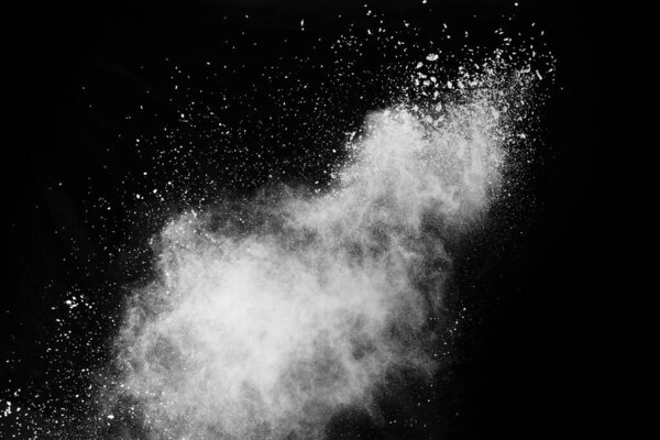 Взрыв белого пороха на черном фоне. Цветное облако. Разноцветная пыль взрывается. Холи, Пейнт.