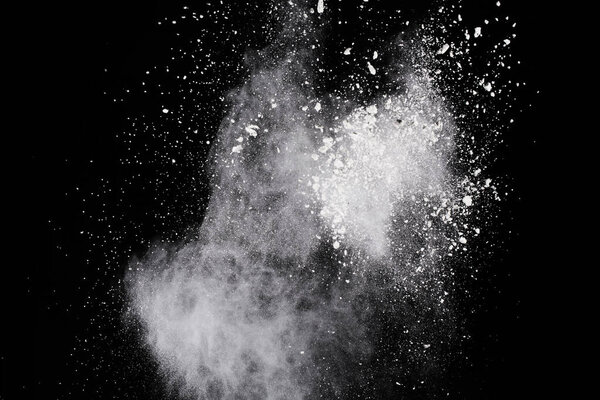 Взрыв белого пороха на черном фоне. Цветное облако. Разноцветная пыль взрывается. Холи, Пейнт.