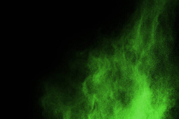 Движение абстрактного взрыва пыли застыло зеленым на черном фоне. Остановить движение порошка зеленого цвета на черном фоне. Взрывной порох зеленый на черном фоне
.