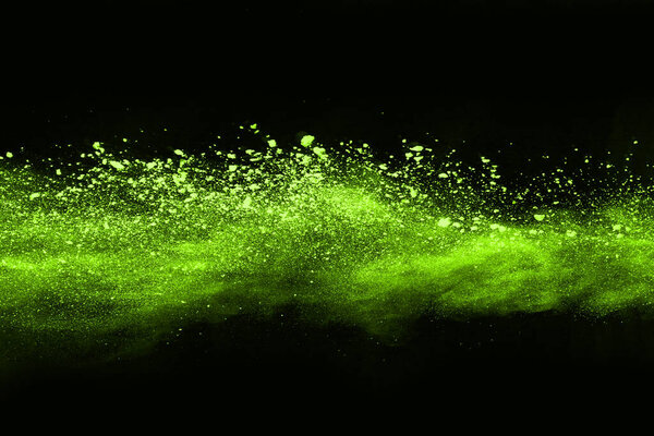 Движение абстрактного взрыва пыли застыло зеленым на черном фоне. Остановить движение порошка зеленого цвета на черном фоне. Взрывной порох зеленый на черном фоне
.