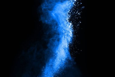 soyut mavi toz sıçrayan arkaplan, patlayan renk tozunun dondurucu hareketi / renk pudrası, siyah arkaplan üzerindeki renk parlatıcısı dokusu.