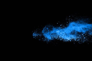 soyut mavi toz sıçrayan arkaplan, patlayan renk tozunun dondurucu hareketi / renk pudrası, siyah arkaplan üzerindeki renk parlatıcısı dokusu.