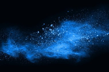 soyut mavi toz sıçrayan arkaplan, patlayan renk tozunun dondurucu hareketi / renk pudrası, siyah arkaplan üzerindeki renk parlatıcısı dokusu.