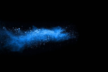 soyut mavi toz sıçrayan arkaplan, patlayan renk tozunun dondurucu hareketi / renk pudrası, siyah arkaplan üzerindeki renk parlatıcısı dokusu.
