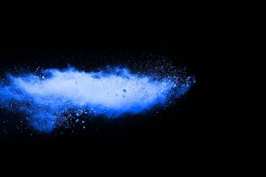 soyut mavi toz sıçrayan arkaplan, patlayan renk tozunun dondurucu hareketi / renk pudrası, siyah arkaplan üzerindeki renk parlatıcısı dokusu.