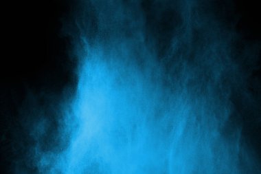 soyut mavi toz sıçrayan arkaplan, patlayan renk tozunun dondurucu hareketi / renk pudrası, siyah arkaplan üzerindeki renk parlatıcısı dokusu.