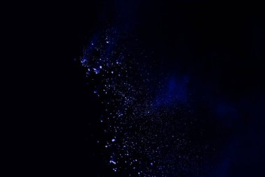 soyut mavi toz sıçrayan arkaplan, patlayan renk tozunun dondurucu hareketi / renk pudrası, siyah arkaplan üzerindeki renk parlatıcısı dokusu.