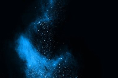 soyut mavi toz sıçrayan arkaplan, patlayan renk tozunun dondurucu hareketi / renk pudrası, siyah arkaplan üzerindeki renk parlatıcısı dokusu.