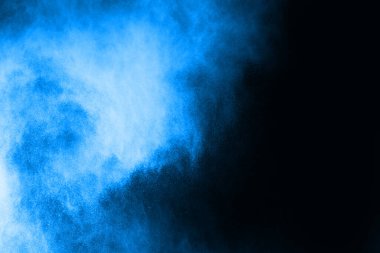 soyut mavi toz sıçrayan arkaplan, patlayan renk tozunun dondurucu hareketi / renk pudrası, siyah arkaplan üzerindeki renk parlatıcısı dokusu.
