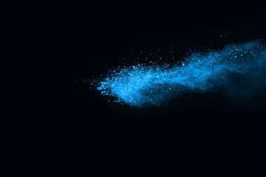 soyut mavi toz sıçrayan arkaplan, patlayan renk tozunun dondurucu hareketi / renk pudrası, siyah arkaplan üzerindeki renk parlatıcısı dokusu.