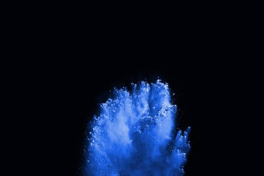 soyut mavi toz sıçrayan arkaplan, patlayan renk tozunun dondurucu hareketi / renk pudrası, siyah arkaplan üzerindeki renk parlatıcısı dokusu.