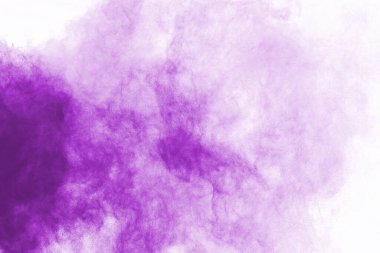 Barut patlaması. Mor toz parçacığının beyaza izole edilmiş görüntüsü. Soyut arkaplan.