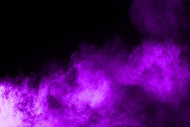 Soyut toz patlamasının hareketi siyah arka planda donmuş mor. Siyah arkaplandaki tozlu morun hareketini durdur. Siyah arkaplanda patlayıcı toz moru.