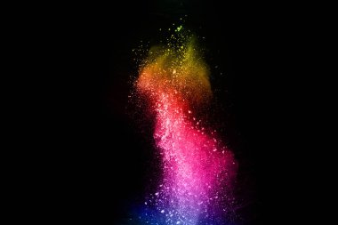Siyah bir zemin üzerinde soyut renkli toz patlaması. Soyut toz püskürtülmüş arka plan, renk tozunun patlaması / renk tozunun dondurucu hareketi, çok renkli sim dokusu.