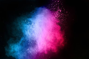 Siyah bir zemin üzerinde soyut renkli toz patlaması. Soyut toz püskürtülmüş arka plan, renk tozunun patlaması / renk tozunun dondurucu hareketi, çok renkli sim dokusu.