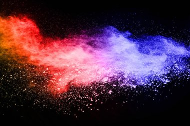 Siyah bir zemin üzerinde soyut renkli toz patlaması. Soyut toz püskürtülmüş arka plan, renk tozunun patlaması / renk tozunun dondurucu hareketi, çok renkli sim dokusu.