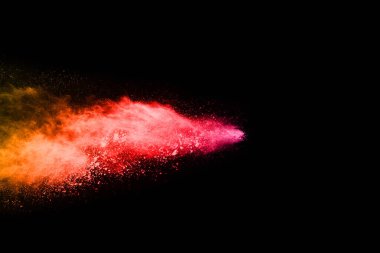 Siyah bir zemin üzerinde soyut renkli toz patlaması. Soyut toz püskürtülmüş arka plan, renk tozunun patlaması / renk tozunun dondurucu hareketi, çok renkli sim dokusu.