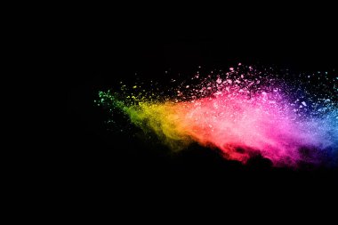 Siyah bir zemin üzerinde soyut renkli toz patlaması. Soyut toz püskürtülmüş arka plan, renk tozunun patlaması / renk tozunun dondurucu hareketi, çok renkli sim dokusu.