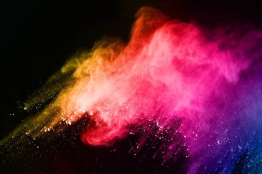 Siyah bir zemin üzerinde soyut renkli toz patlaması. Soyut toz püskürtülmüş arka plan, renk tozunun patlaması / renk tozunun dondurucu hareketi, çok renkli sim dokusu.