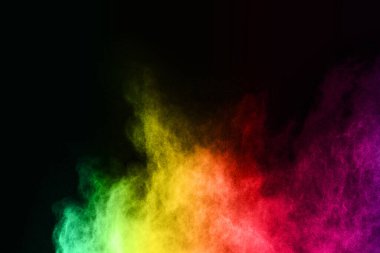Siyah bir zemin üzerinde soyut renkli toz patlaması. Soyut toz püskürtülmüş arka plan, renk tozunun patlaması / renk tozunun dondurucu hareketi, çok renkli sim dokusu.