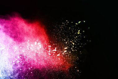 Siyah bir zemin üzerinde soyut renkli toz patlaması. Soyut toz püskürtülmüş arka plan, renk tozunun patlaması / renk tozunun dondurucu hareketi, çok renkli sim dokusu.