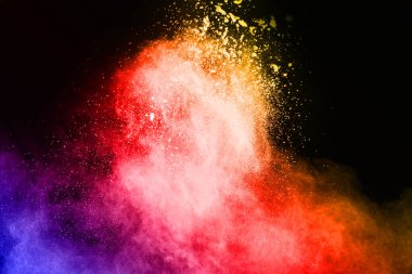 Siyah bir zemin üzerinde soyut renkli toz patlaması. Soyut toz püskürtülmüş arka plan, renk tozunun patlaması / renk tozunun dondurucu hareketi, çok renkli sim dokusu.