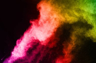 Siyah bir zemin üzerinde soyut renkli toz patlaması. Soyut toz püskürtülmüş arka plan, renk tozunun patlaması / renk tozunun dondurucu hareketi, çok renkli sim dokusu.