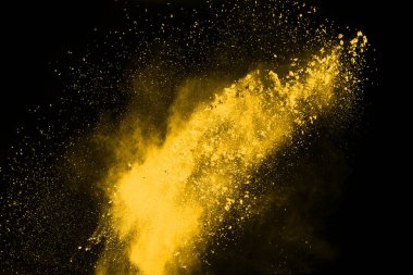 Siyah arka planda sarı toz patlaması. Renkli bulut. Renkli toz patlar. Boya Holi.