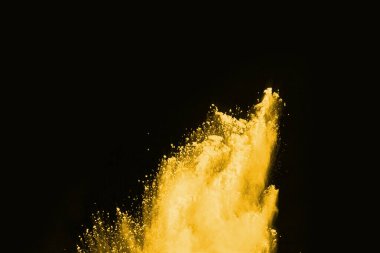 Siyah arka planda sarı toz patlaması. Renkli bulut. Renkli toz patlar. Boya Holi.