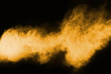 Soyut turuncu toz sıçramış arka plan, patlayan renk tozunun dondurucu hareketi / renk pudrası, siyah arkaplan üzerindeki renk parlatıcısı dokusu