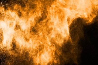 Soyut turuncu toz sıçramış arka plan, patlayan renk tozunun dondurucu hareketi / renk pudrası, siyah arkaplan üzerindeki renk parlatıcısı dokusu